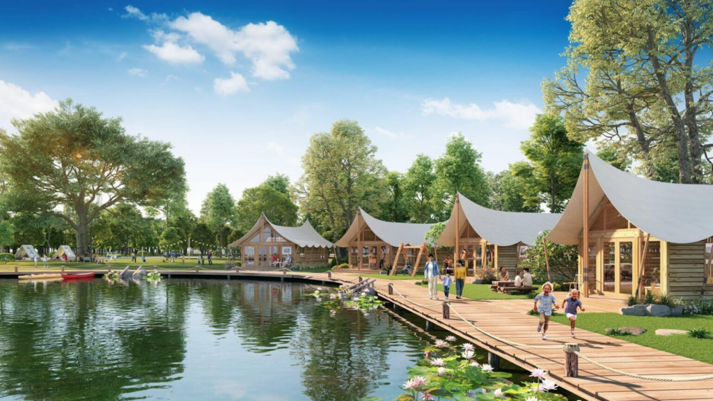 Công viên ven hồ với lối đi gỗ, khu nhà sinh hoạt và khu cắm trại trong khu đô thị sinh thái của Sun Group tại Bắc Ninh.